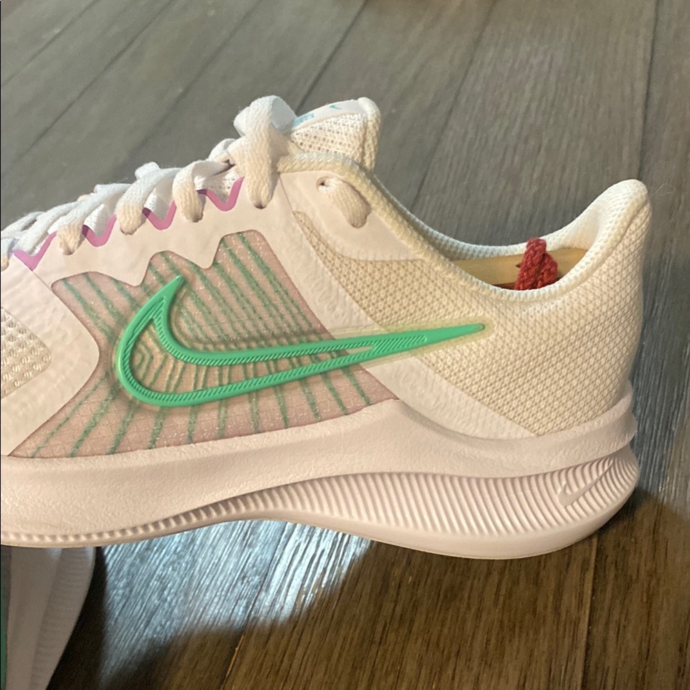 Nike Downshifter 11 ‘ White Signal Green’ - Picture 2 of 12